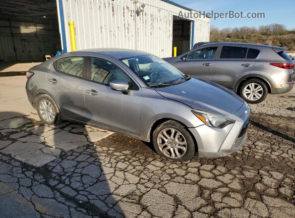 3MYDLBZV0GY104119 2016 TOYOTA SCION Silver Widok z przodu