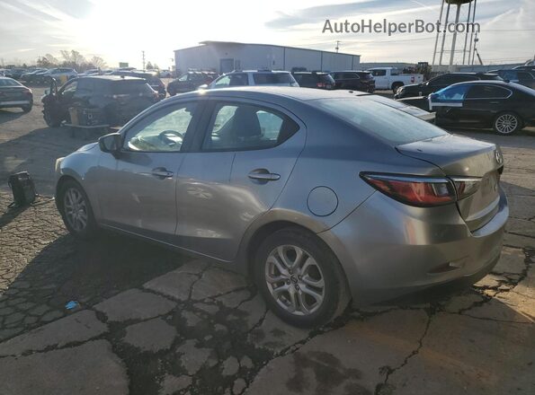 3MYDLBZV0GY104119 2016 TOYOTA SCION Silver Tył prawy