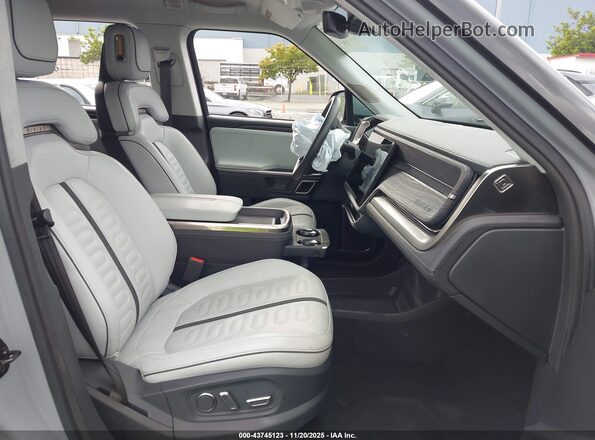7FCTGAAA0PN022500 2023 RIVIAN R1T Gray Vista interior delantera