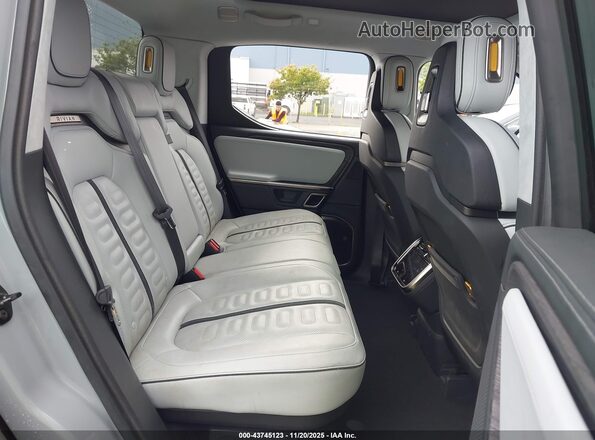 7FCTGAAA0PN022500 2023 RIVIAN R1T Gray Vista de la etiqueta del VIN