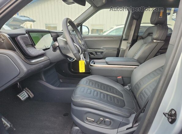 7FCTGAAA9NN008835 2022 RIVIAN R1T Silver Вид салону спереду
