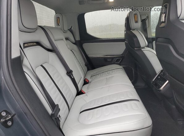 7FCTGAAA9NN015865 2022 RIVIAN R1T Blue Widok tylnych siedzeń