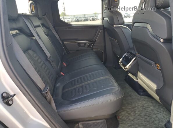 7FCTGAAL0NN006537 2022 RIVIAN R1T Silver უკანა სავარძლების ხედი