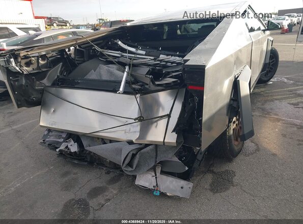 7G2CEHED0RA028785 2024 TESLA CYBERTRUCK Silver Widok z przodu