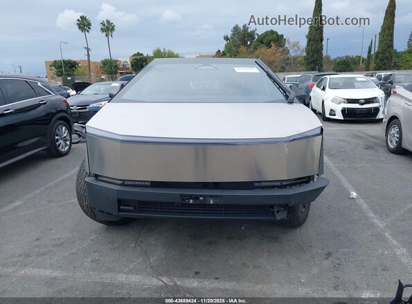 7G2CEHED0RA028785 2024 TESLA CYBERTRUCK Silver Widok zestawu wskaźników