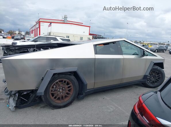 7G2CEHED0RA028785 2024 TESLA CYBERTRUCK Silver Widok wnętrza z tyłu