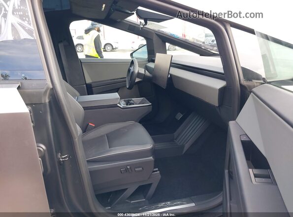7G2CEHED0RA028785 2024 TESLA CYBERTRUCK Silver Widok wnętrza z przodu