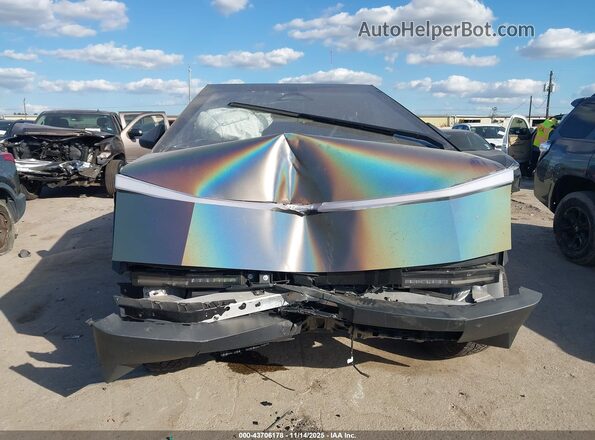 7G2CEHED0SA076924 2025 TESLA CYBERTRUCK Gray Vista del salpicadero