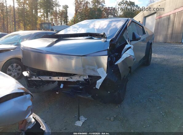 7G2CEHED4SA071001 2025 TESLA CYBERTRUCK Silver Առջևի ձախ երեք քառորդ տեսարան