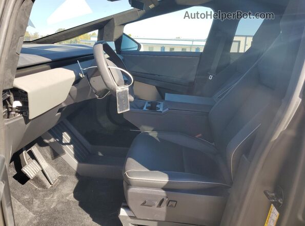 7G2CEHED8SA075410 2025 TESLA CYBERTRUCK Silver Вид салону спереду