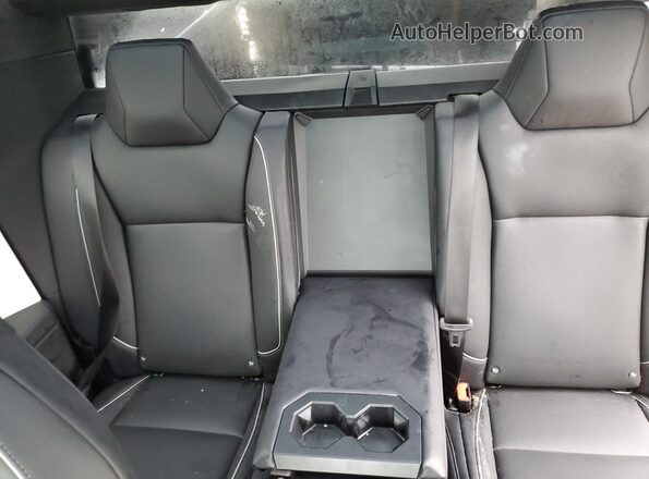 7G2CEHEE0RA041058 2024 TESLA CYBERTRUCK Silver 
