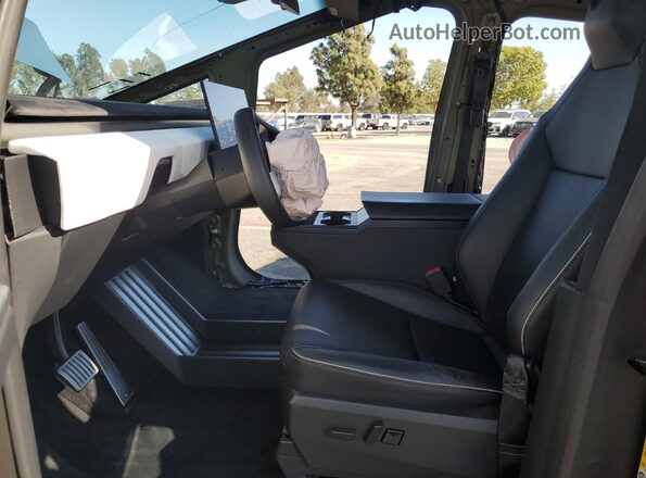 7G2CEHEEXRA020699 2024 TESLA CYBERTRUCK Beige Front interior view