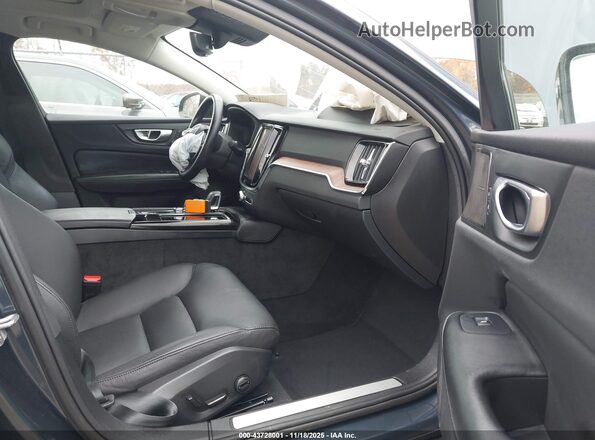 7JRH60FL0RG296128 2024 VOLVO S60 RECHARGE PLUG-IN HYBRID Синий Вид салона спереди