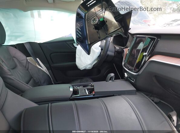 7JRH60FL6RG326717 2024 VOLVO S60 RECHARGE PLUG-IN HYBRID Teal Widok wnętrza z przodu