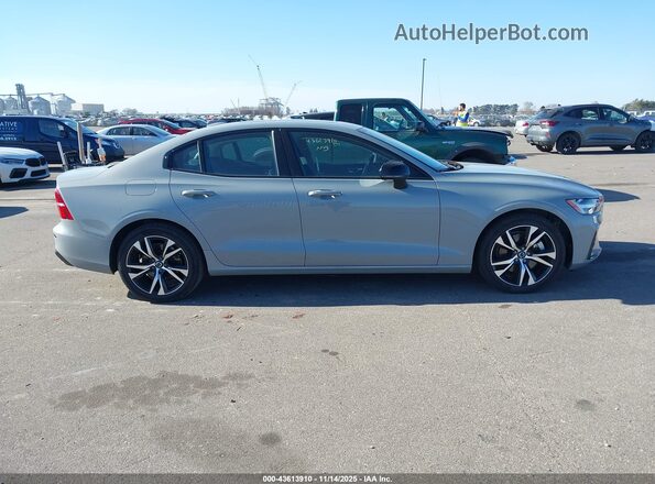 7JRL12FK8RG322924 2024 VOLVO S60 Silver Widok wnętrza 360 stopni