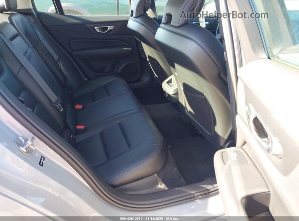 7JRL12FK8RG322924 2024 VOLVO S60 Silver Widok naklejki z numerem VIN