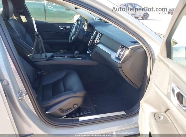 7JRL12FK8RG322924 2024 VOLVO S60 Silver Widok wnętrza z przodu