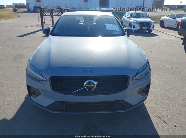 7JRL12FK8RG322924 2024 VOLVO S60 Silver Widok wnętrza z tyłu