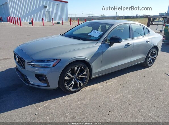 7JRL12FK8RG322924 2024 VOLVO S60 Silver Przód lewy