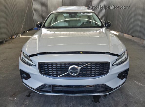 7JRL12FL5RG299840 2024 VOLVO S60 Silver Widok z przodu