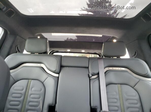 7PDSGABA2PN016531 2023 RIVIAN R1S Green Հետևի նստատեղերի տեսք