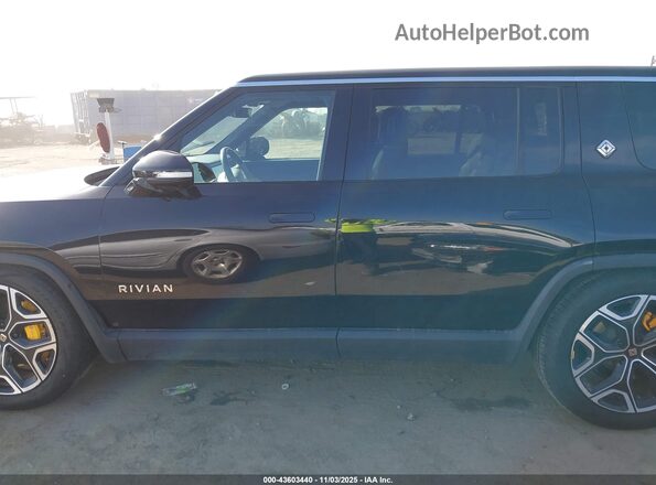 7PDSGABL8NN002681 2022 RIVIAN R1S Black 360 interior view