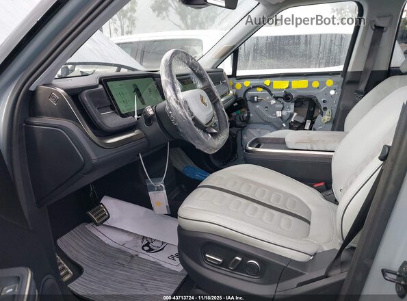 7PDSGBBA6RN041098 2024 RIVIAN R1S Gray წინა სალონის ხედი