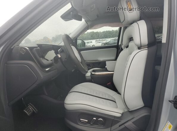 7PDSGBBA6RN045071 2024 RIVIAN R1S Silver წინა სალონის ხედი