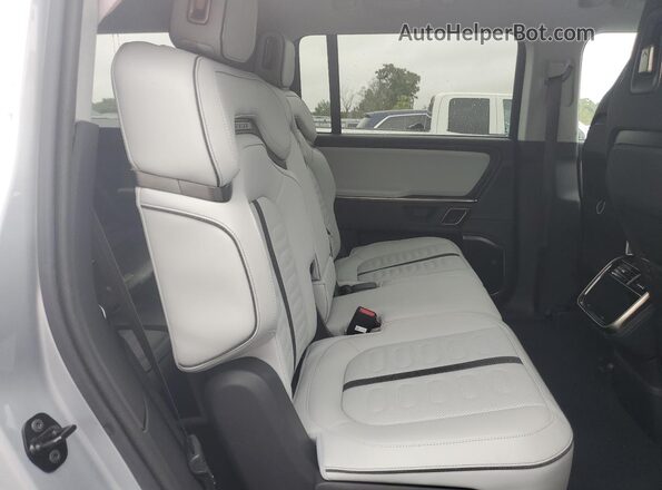 7PDSGBBA6RN045071 2024 RIVIAN R1S Silver უკანა სალონის ხედი