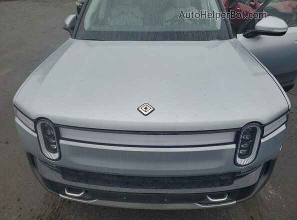 7PDSGBBA6RN045071 2024 RIVIAN R1S Silver ძრავის განყოფილების ხედი
