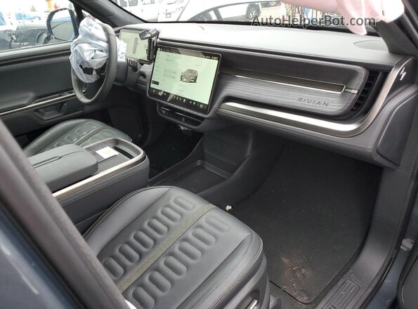 7PDSGBBAXSN053230 2025 RIVIAN R1S Gray Widok deski rozdzielczej