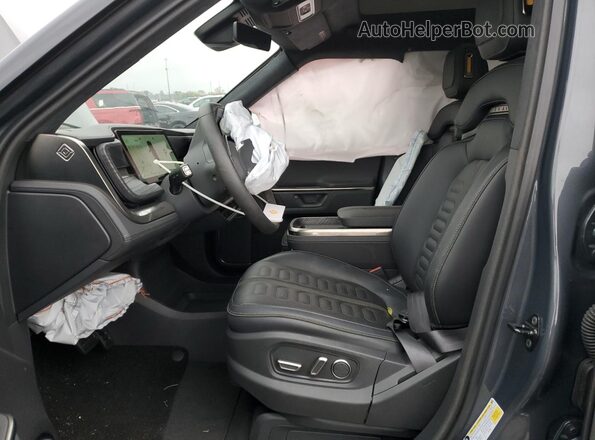 7PDSGBBAXSN053230 2025 RIVIAN R1S Gray Widok wnętrza z przodu