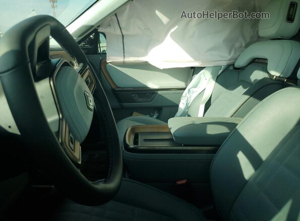7PDSGCBP8SN065936 2025 RIVIAN R1S White Front interior view