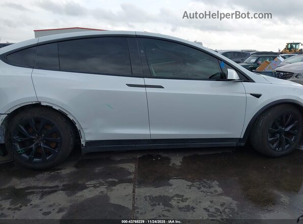 7SAXCAE51NF343010 2022 TESLA MODEL X Белый Вид задней части салона