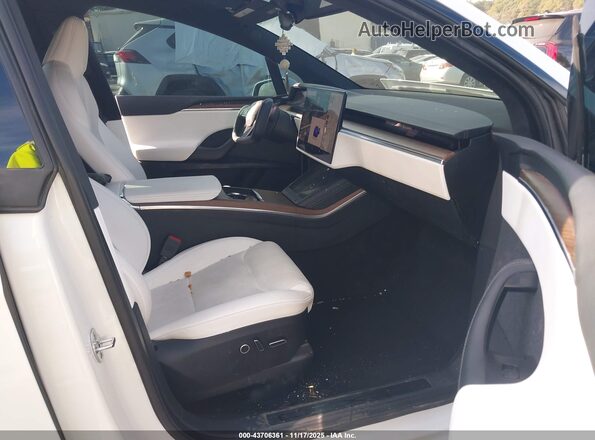 7SAXCBE56PF365514 2023 TESLA MODEL X White Widok wnętrza z przodu