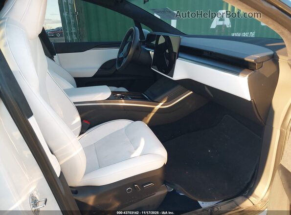 7SAXCBE60RF440557 2024 TESLA MODEL X Black Вид салону спереду