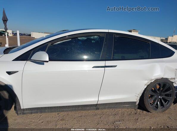 7SAXCBE61NF337352 2022 TESLA MODEL X White Widok wnętrza z tyłu