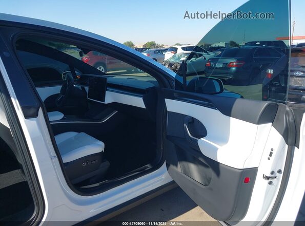 7SAXCBE68NF331760 2022 TESLA MODEL X White Widok wnętrza z przodu