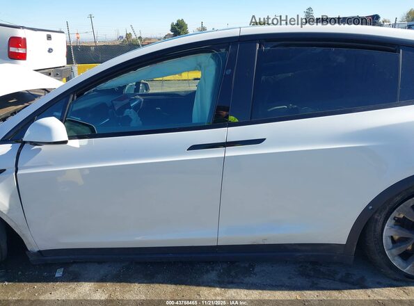 7SAXCDE55NF339480 2022 TESLA MODEL X White Вид задньої частини салону