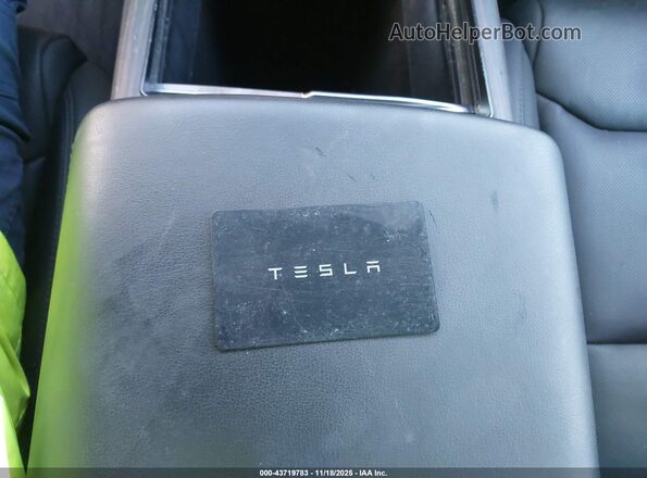 7SAXCDE57RF433494 2024 TESLA MODEL X Gray Առջևի վահանակի տեսք