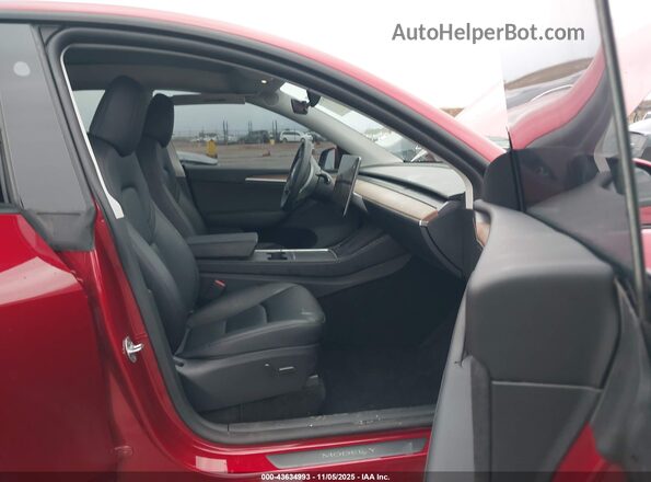 7SAYGAEE0RF149440 2024 TESLA MODEL Y Красный Вид салона спереди