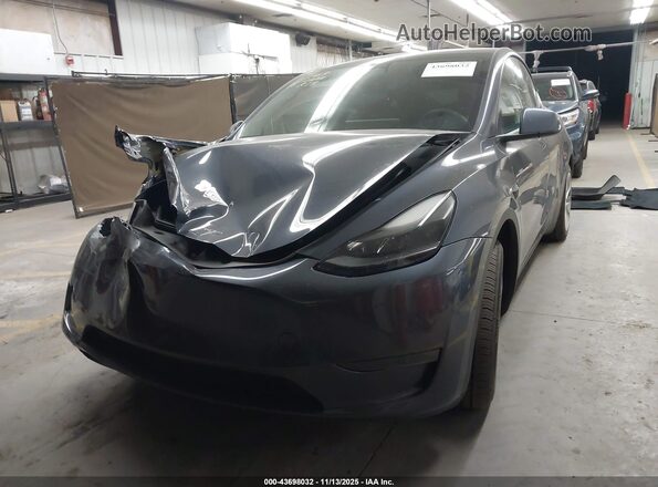 7SAYGAEE2NF558310 2022 TESLA MODEL Y Gray წინა მარცხენა ხედი სამი მეოთხედიდან