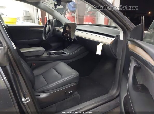 7SAYGAEE2NF558310 2022 TESLA MODEL Y Gray წინა სალონის ხედი