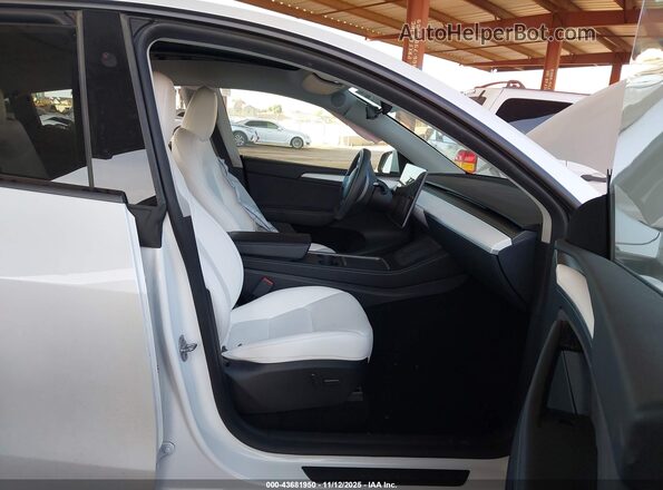 7SAYGAEE2RF122644 2024 TESLA MODEL Y White Вид салону спереду