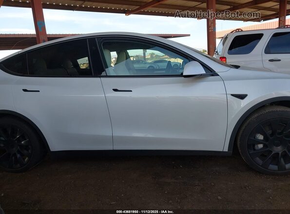 7SAYGAEE2RF122644 2024 TESLA MODEL Y White Вид щитка приладів