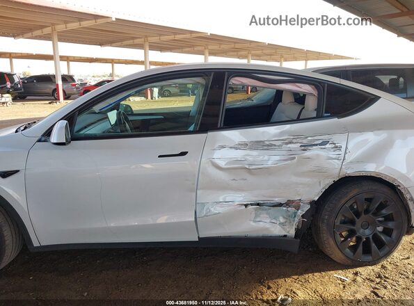 7SAYGAEE2RF122644 2024 TESLA MODEL Y White Вид задньої частини салону