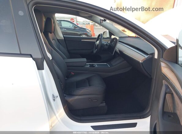 7SAYGAEE4RF039040 2024 TESLA MODEL Y White Вид салону спереду