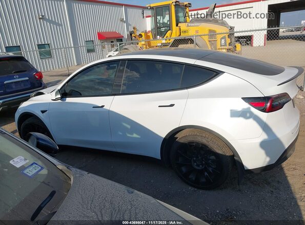 7SAYGAEE8NF313575 2022 TESLA MODEL Y White 