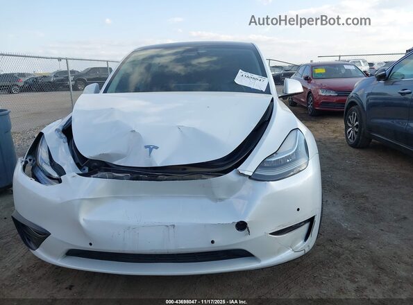 7SAYGAEE8NF313575 2022 TESLA MODEL Y White უკანა სალონის ხედი