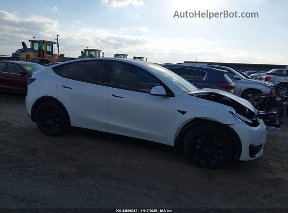 7SAYGAEE8NF313575 2022 TESLA MODEL Y White სალონის 360-გრადუსიანი ხედი